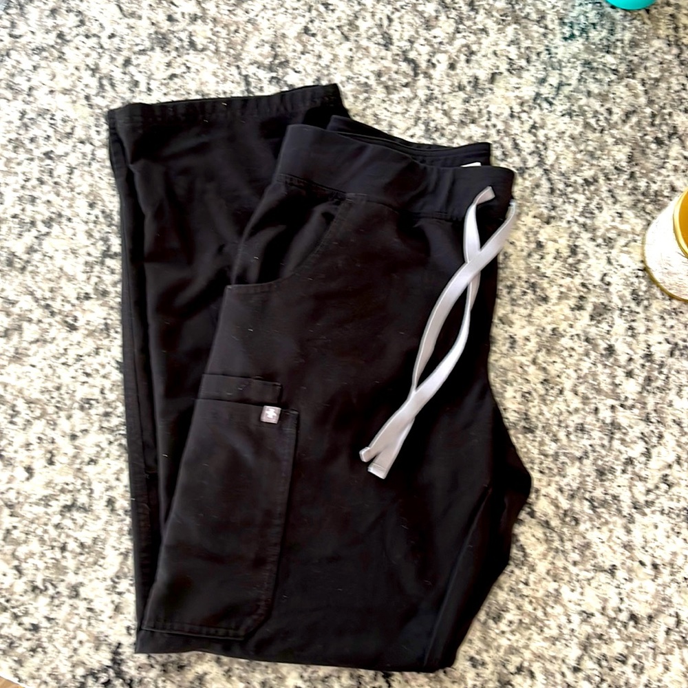 FIGS Small Black Cargo Scrub Pants